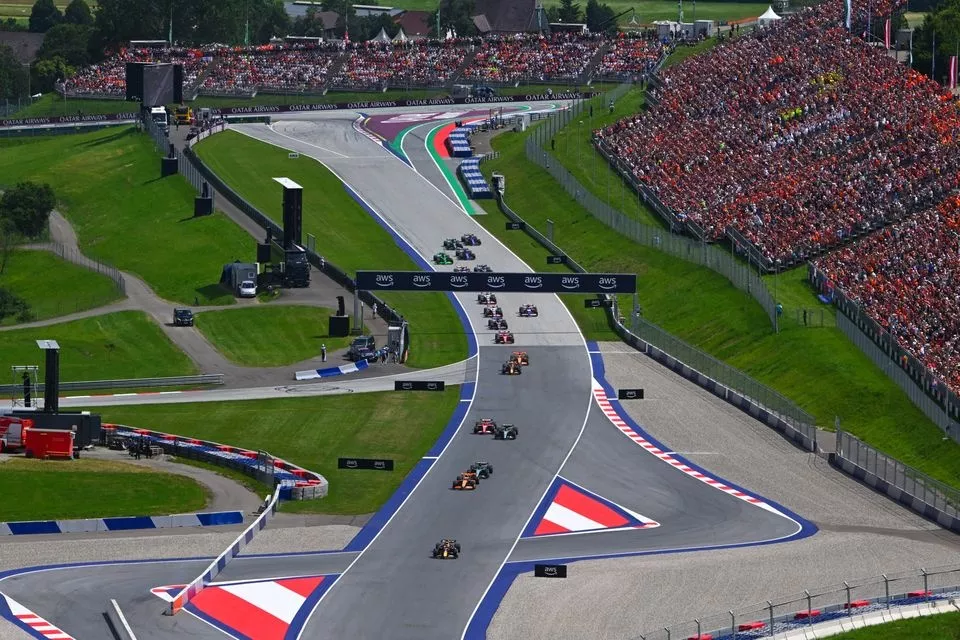 Max Verstappen, Red Bull Racing RB20, Lando Norris, McLaren MCL38, George Russell, Mercedes F1 W15, Carlos Sainz, Ferrari SF-24, Lewis Hamilton, Mercedes F1 W15, the rest of the field at the start