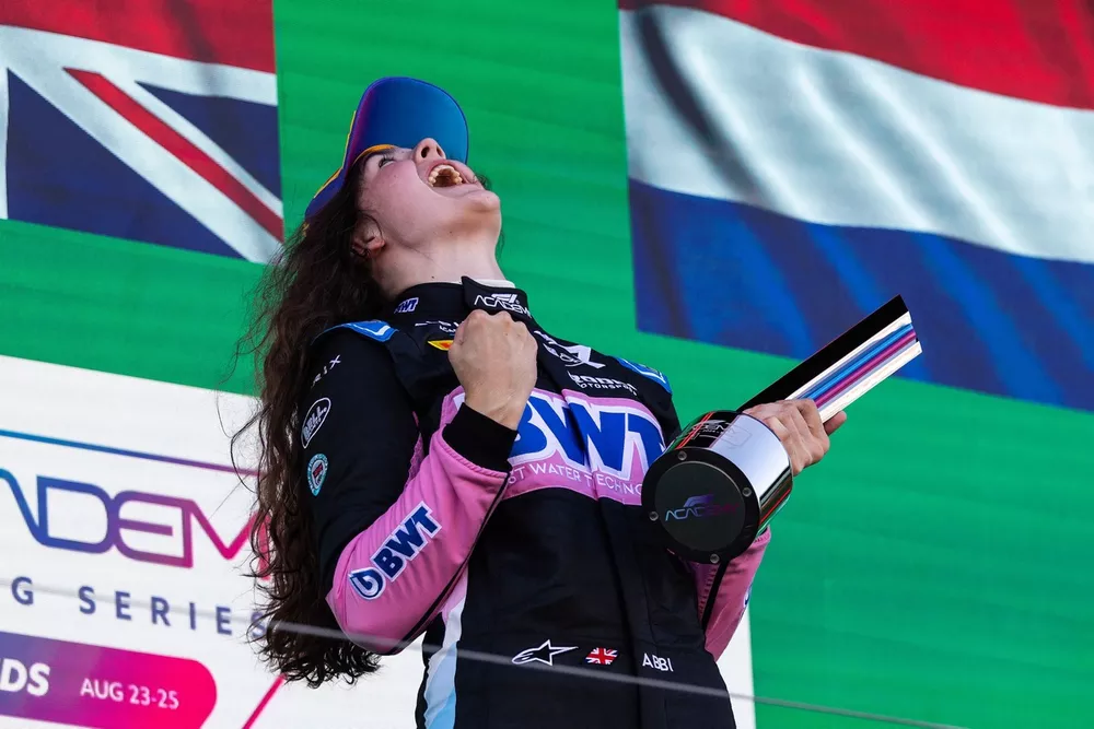 Abbi Pulling, Rodin Motorsport, ganadora, celebra en el podio