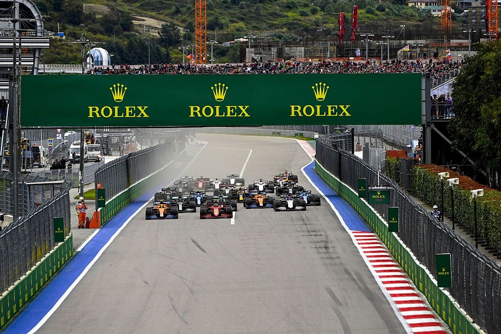 Lando Norris, McLaren MCL35M, Carlos Sainz Jr., Ferrari SF21, George Russell, Williams FW43B, Lance Stroll, Aston Martin AMR21, Fernando Alonso, Alpine A521, and the rest of the field at the start