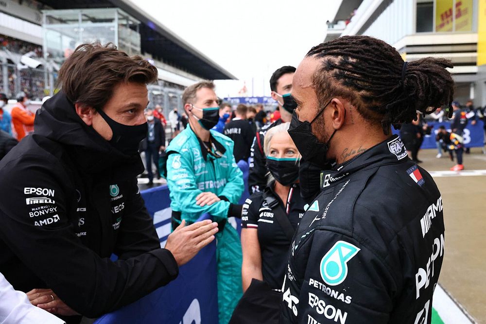 Lewis Hamilton, Mercedes, 1st position, speaks with Toto Wolff, Team Principal and CEO, Mercedes AMG, after the race