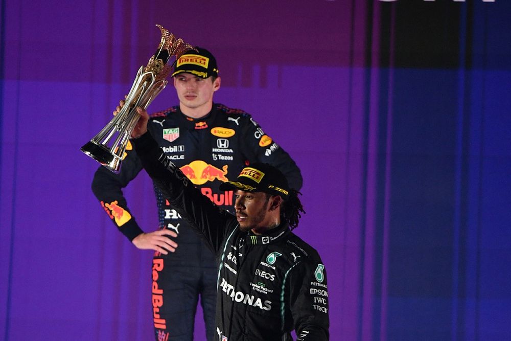 Podio: segundo lugar Max Verstappen, Red Bull Racing, ganador Lewis Hamilton, Mercedes