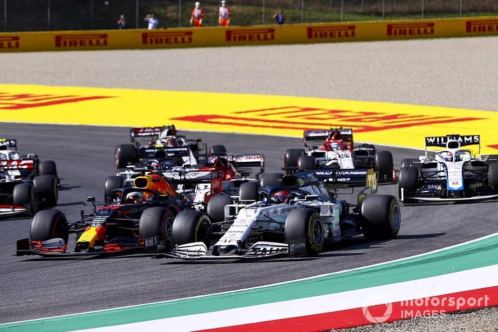 Daniil Kvyat, AlphaTauri AT01, Max Verstappen, Red Bull Racing RB16, ahead of Kimi Raikkonen, Alfa Romeo Racing C39, George Russell, Williams FW43 al inicio