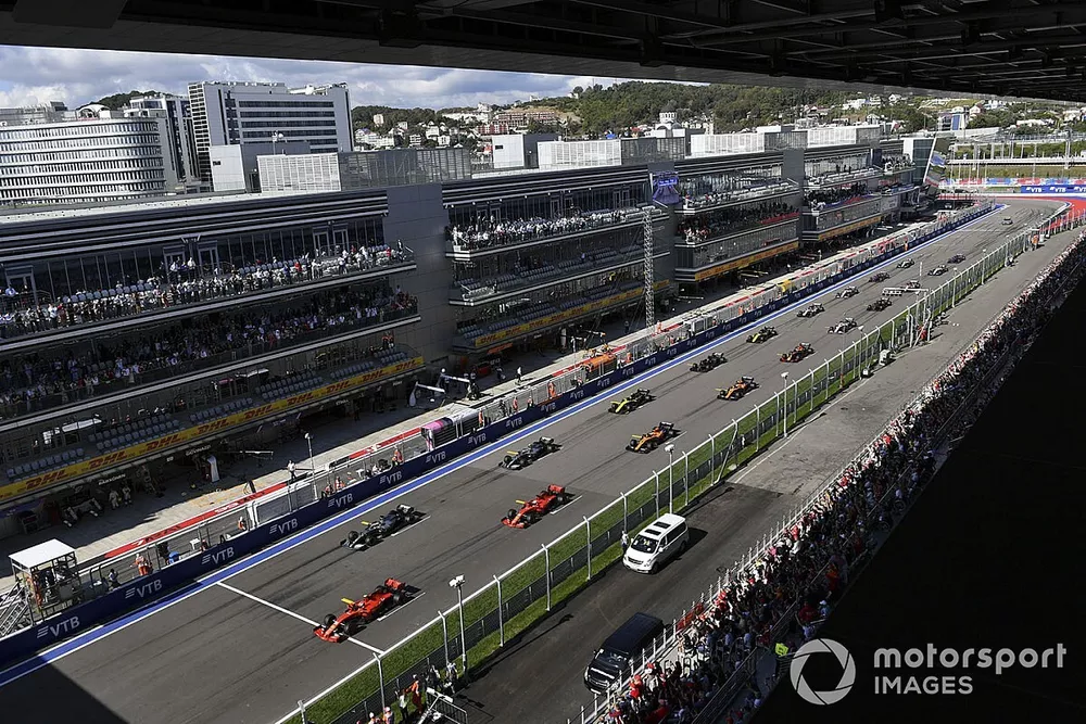 Charles Leclerc, Ferrari SF90, devant Lewis Hamilton, Mercedes AMG F1 W10 Sebastian Vettel, Ferrari SF90, Valtteri Bottas, Mercedes AMG W10, Carlos Sainz Jr., McLaren MCL34, Nico Hulkenberg, Renault F1 Team R.S. 19 et le reste du peloton au d&eacute;part