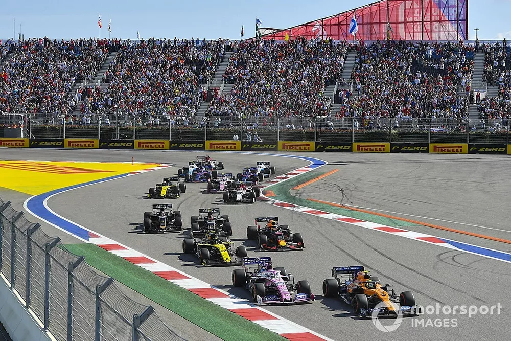 Lando Norris, McLaren MCL34, devant Sergio Perez, Racing Point RP19, Nico Hulkenberg, Renault F1 Team R.S. 19, Max Verstappen, Red Bull Racing RB15, Kevin Magnussen, Haas F1 Team VF-19, Romain Grosjean, Haas F1 Team VF-19, et le reste du peloton au d&eacute;part