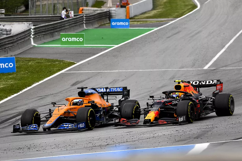 Daniel Ricciardo, McLaren MCL35M, Sergio P&eacute;rez, Red Bull Racing RB16B