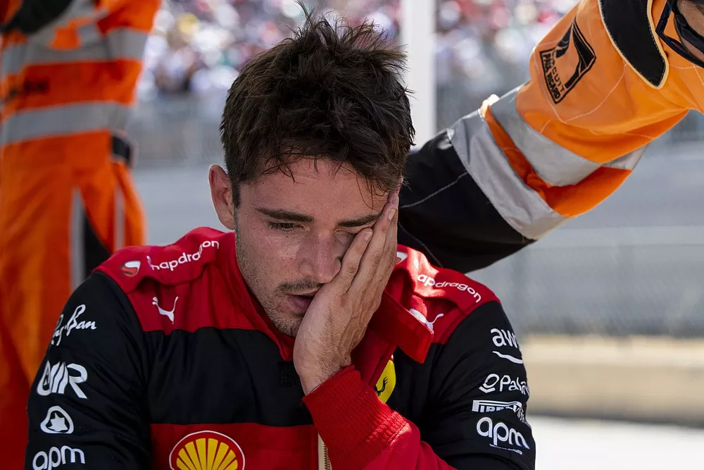 Un abatido Charles Leclerc, Ferrari F1-75, tras su choque en Le Beausset