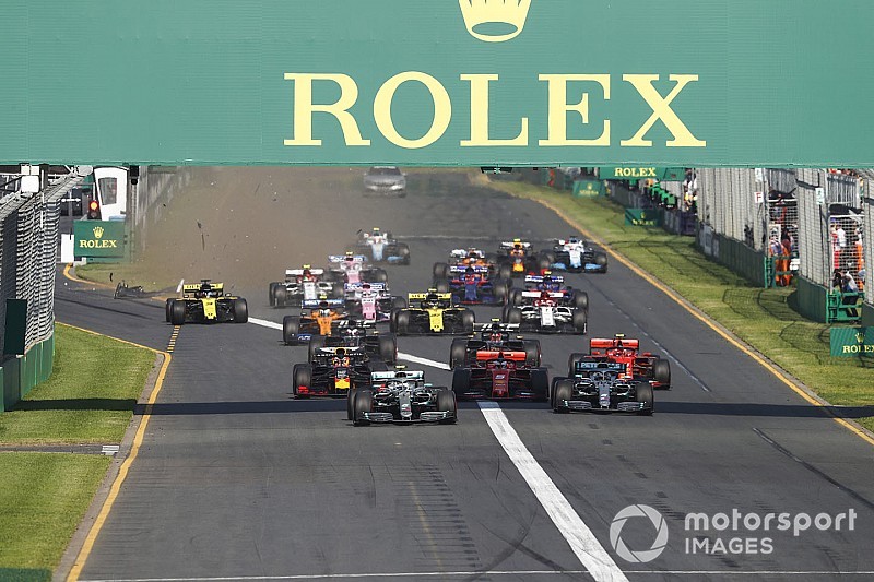 リカルド、母国グランプリで無念のリタイア……不運のフロントウイング破損