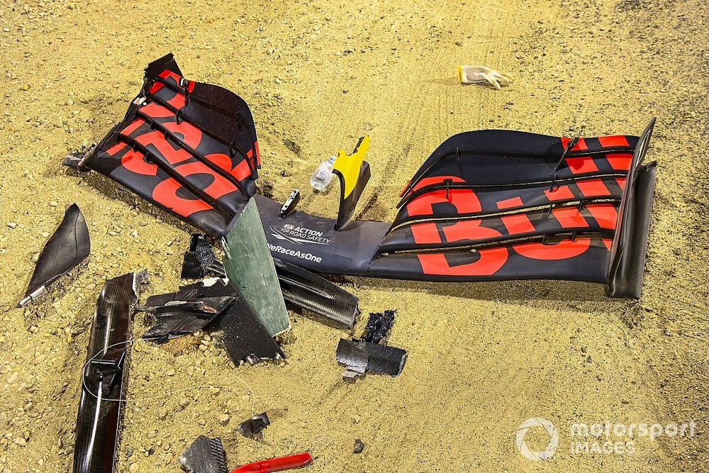 El alerón dañado del monoplaza de Alexander Albon, Red Bull Racing RB16