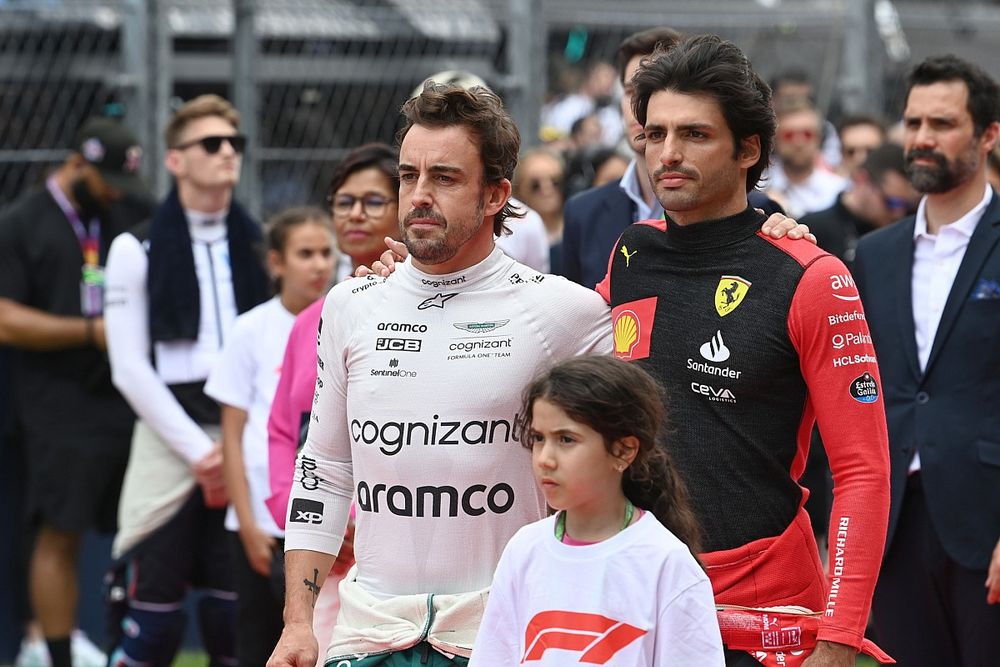 Fernando Alonso, Aston Martin F1 Team, Carlos Sainz, Scuderia Ferrari, on the grid