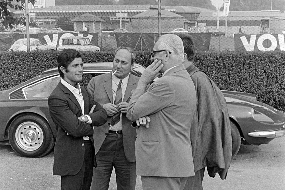 Enzo Ferrari parla con il campione del mondo di motociclismo Giacomo Agostini 

