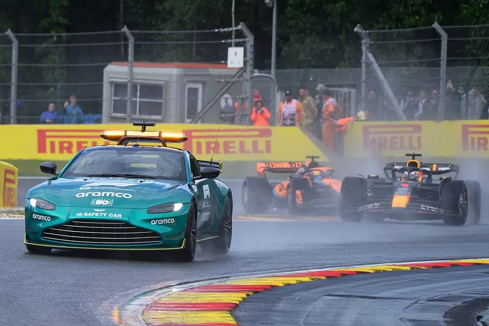 El inicio de la carrera sprint detrás del coche de seguridad