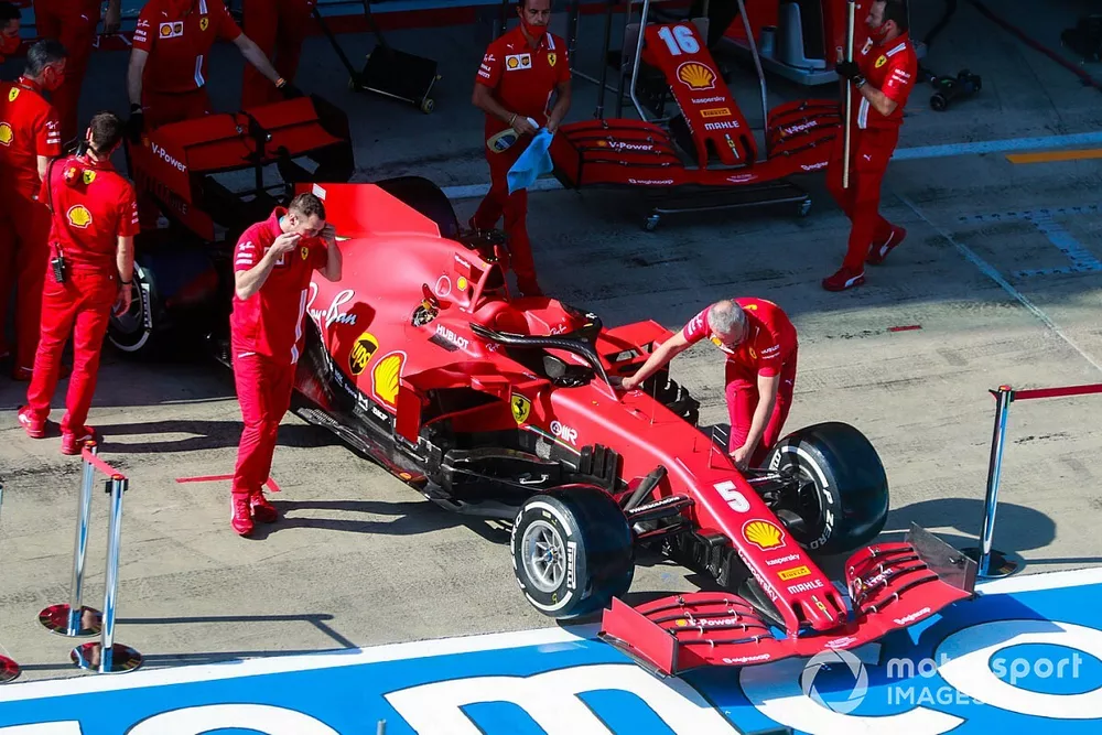 La Ferrari de Sebastian Vettel dans la voie des stands
