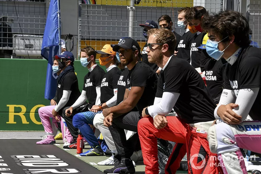 Rijders knielen op de grid