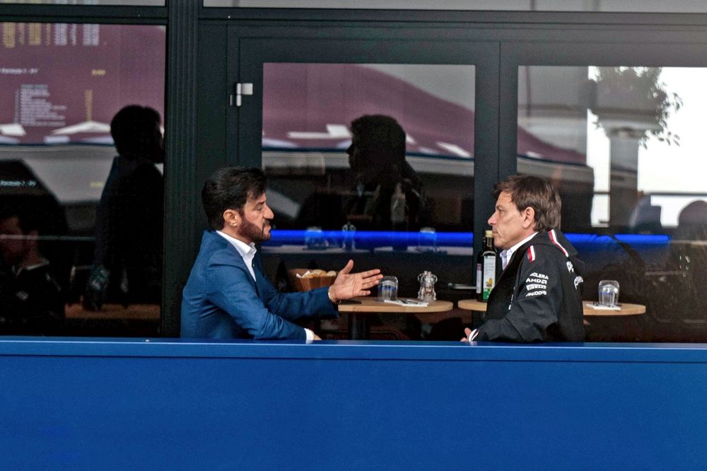 Mohammed Ben Sulayem, Presidente da FIA, com Toto Wolff, Diretor de Equipe e CEO da Mercedes-AMG