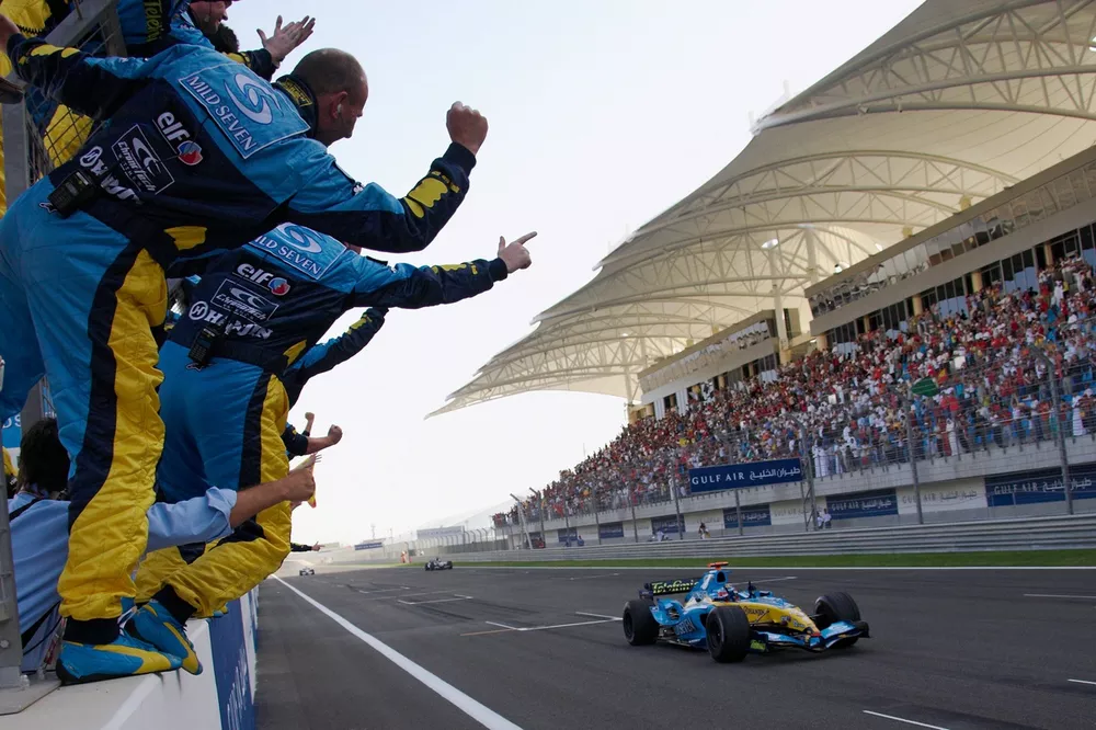 Mec&aacute;nicos de Renault y Fernando Alonso