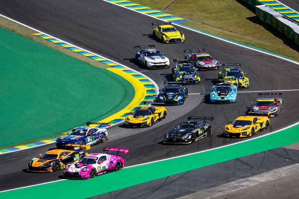 #59 United Autosports Mclaren 720S LMGT3 Evo: James Cottingham, Sebastien Baud, Gregoire Saucy, #85 Iron Dames Porsche 911 GT3 R LMGT3: Celia Martin, Rahel Frey, Michelle Gatting