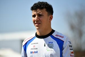 Hadjar se ríe ante la sugerencia de que ya sabe con qué equipo de F1 correrá en 2026