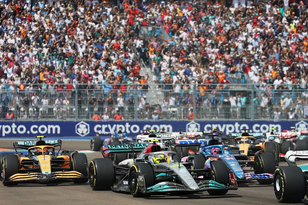 Lewis Hamilton, Mercedes W13, Fernando Alonso, Alpine A522, Lando Norris, McLaren MCL36, Daniel Ricciardo, McLaren MCL36
