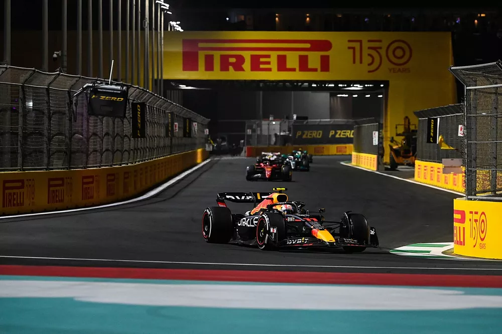Sergio Perez, Red Bull Racing RB18, Carlos Sainz Jr., Ferrari F1-75