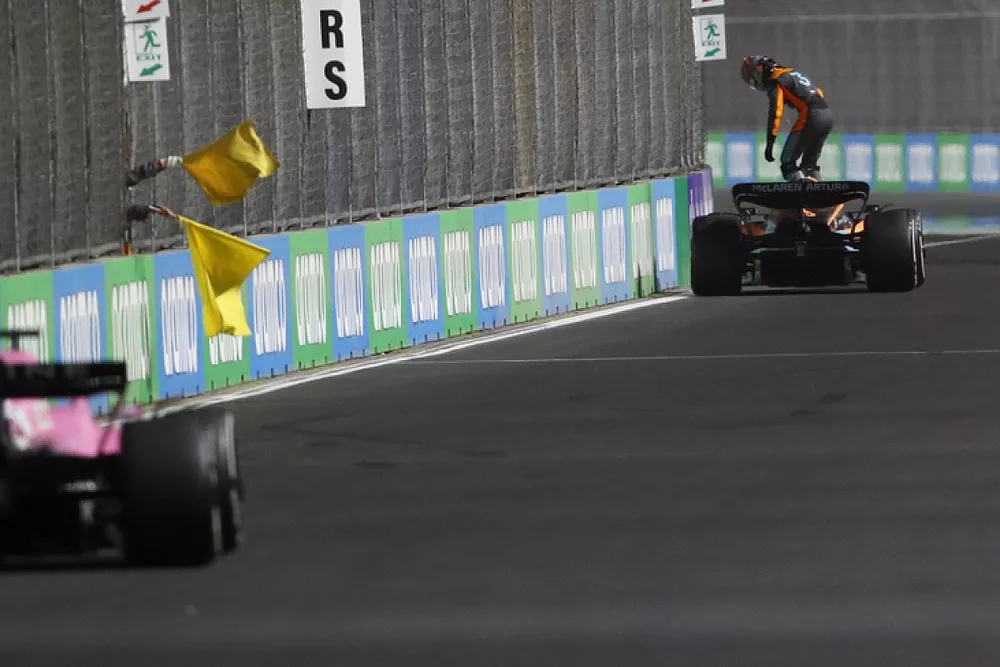 Daniel Ricciardo, McLaren MCL36, se detiene por problemas t&eacute;cnicos