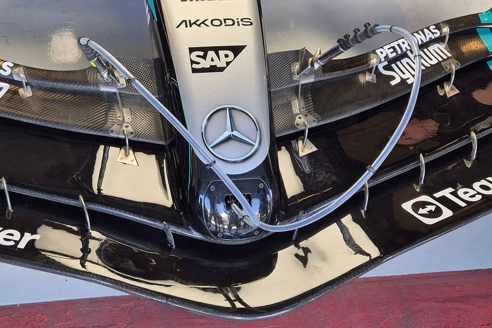 Detalhe da asa dianteira da Mercedes