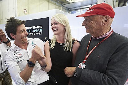 Wolff: "Lauda ya dice otra vez palabrotas, su recuperación va bien"