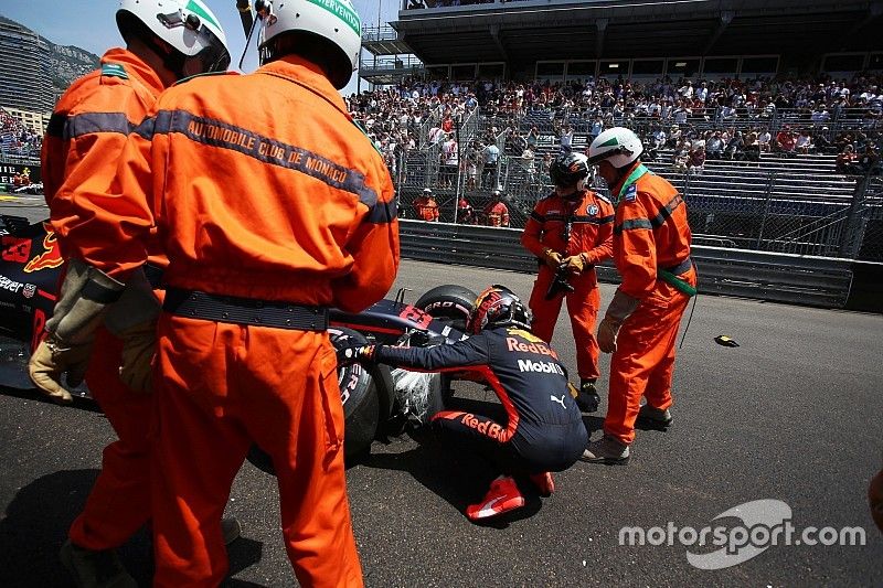Max Verstappen, Red Bull Racing RB14 chocado