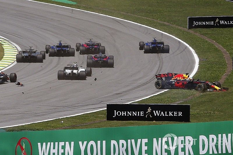 Daniel Ricciardo, Red Bull Racing RB13 and Stoffel Vandoorne, McLaren MCL32 collide at the start of 