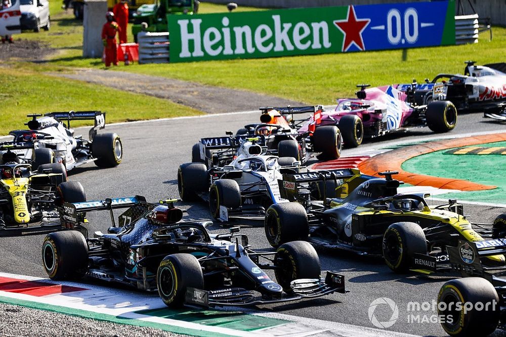 Valtteri Bottas, Mercedes F1 W11 and Daniel Ricciardo, Renault F1 Team R.S.20 at the restart