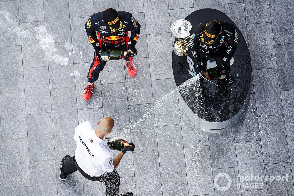Podio: ganador de la carrera Valtteri Bottas, Mercedes-AMG F1, segundo lugar Max Verstappen, Red Bull Racing