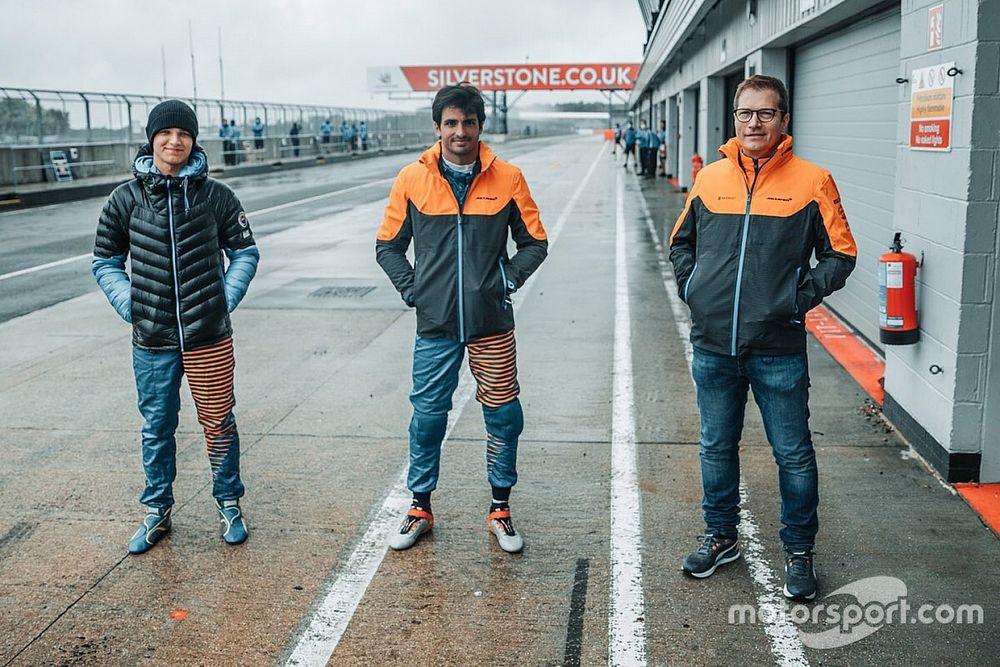 Lando Norris, Carlos Sainz Jr. y Andreas Seidl, director del equipo, McLaren