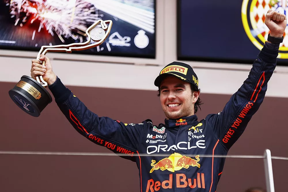 Podio: ganador de la carrera Sergio P&eacute;rez, Red Bull Racing