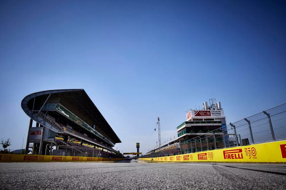 Il rettilineo dei box di Barcellona