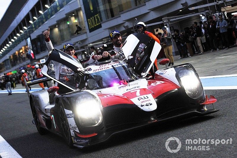 Los ganadores de LMP1 #7 Toyota Gazoo Racing Toyota TS050: Mike Conway, Kamui Kobayashi, Jose Maria Lopez