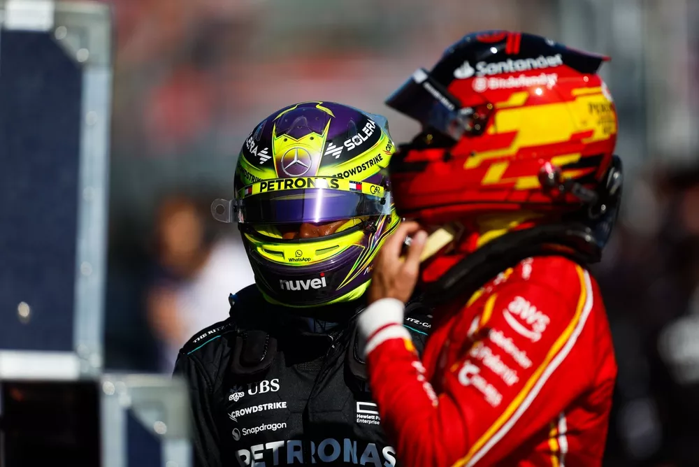 Lewis Hamilton, da equipe Mercedes-AMG F1, e Carlos Sainz, da Scuderia Ferrari, no Parc Ferme ap&oacute;s a classifica&ccedil;&atilde;o