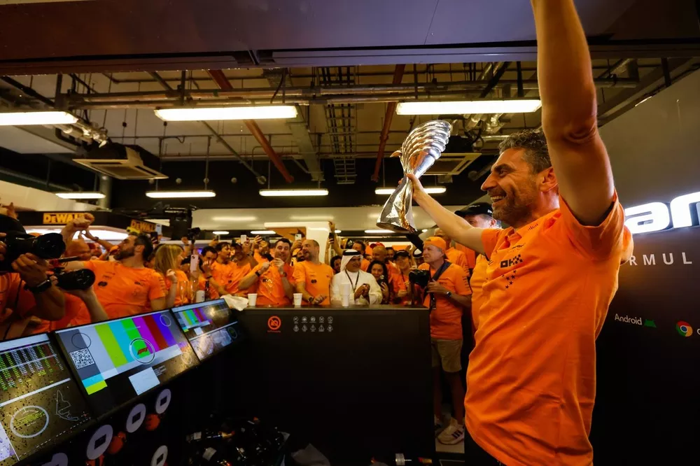 Zak Brown, CEO,  y Andrea Stella, director de McLaren F1, celebran el t&iacute;tulo de constructores con el equipo