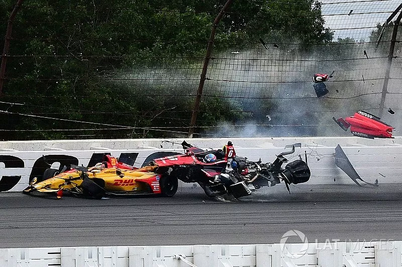 El accidente entre Robert Wickens, Schmidt Peterson Motorsports Honda, James Hinchcliffe, Schmidt Peterson Motorsports Honda, Ryan Hunter-Reay, Andretti Autosport Honda, Pietro Fittipaldi, Dale Coyne Racing Honda 