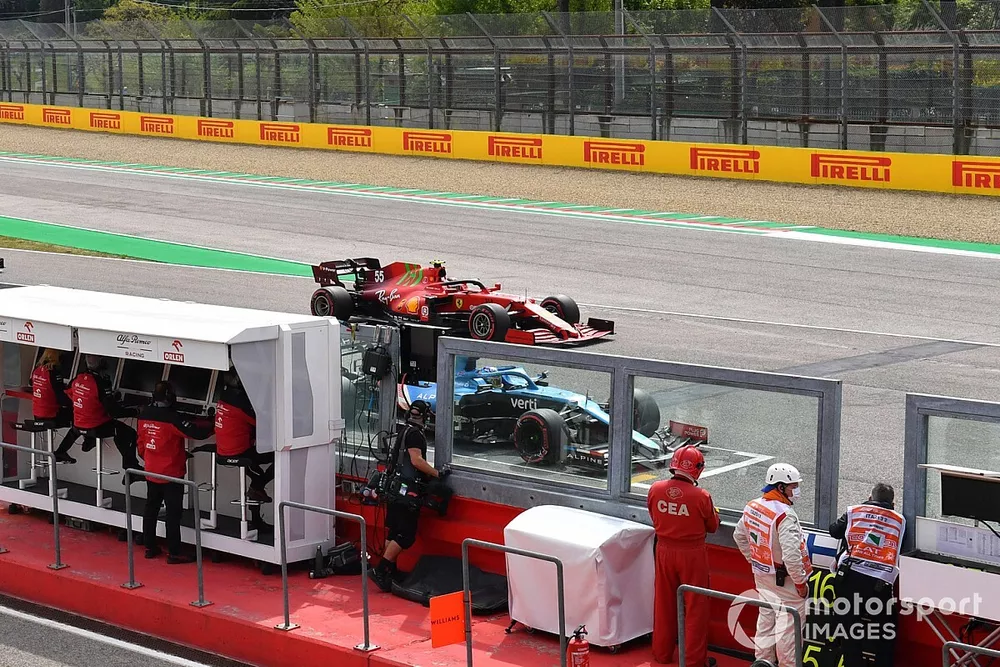 Fernando Alonso, Alpine A521, Carlos Sainz Jr., Ferrari SF21, Pierre Gasly, AlphaTauri AT02, y Mick Schumacher, Haas VF-21, practican la salida