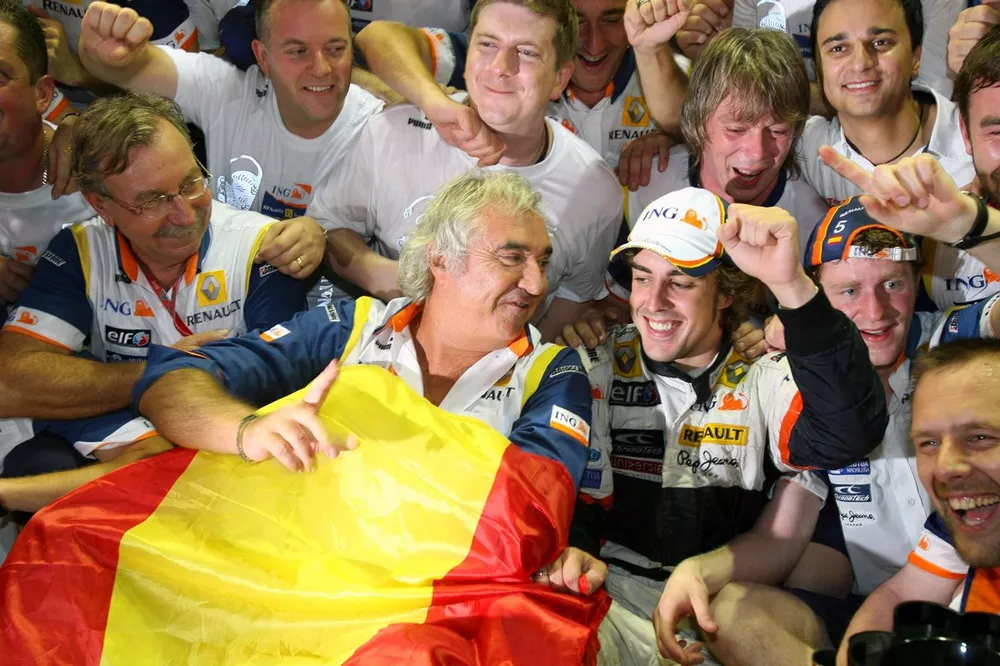Fernando Alonso (ESP) Renault celebrates victory with Flavio Briatore (ITA) Renault Team Principal and the team.
Formula One World Championship, Rd 15, Singapore Grand Prix, Race, Marina Bay Street Circuit, Singapore, Sunday 28 September 2008.

