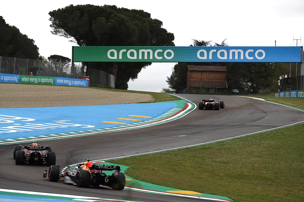 Lando Norris, McLaren MCL36, Sergio P&eacute;rez, Red Bull Racing RB18, Max Verstappen, Red Bull Racing RB18