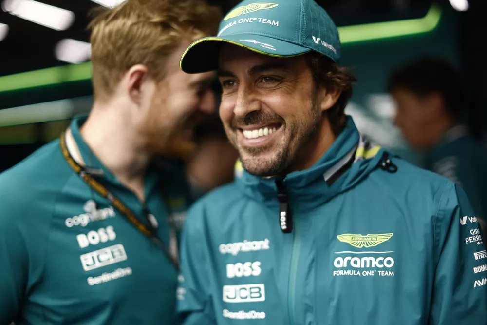 Fernando Alonso, Aston Martin F1 Team, con un ingeniero
