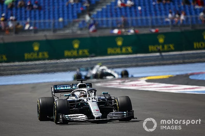 Lewis Hamilton, Mercedes AMG F1 W10, voor Valtteri Bottas, Mercedes AMG W10