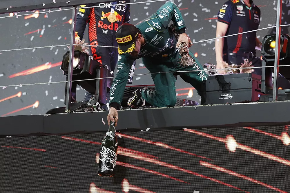 Podio: tercer lugar Fernando Alonso, Aston Martin F1 Team antes de ser sancionado 