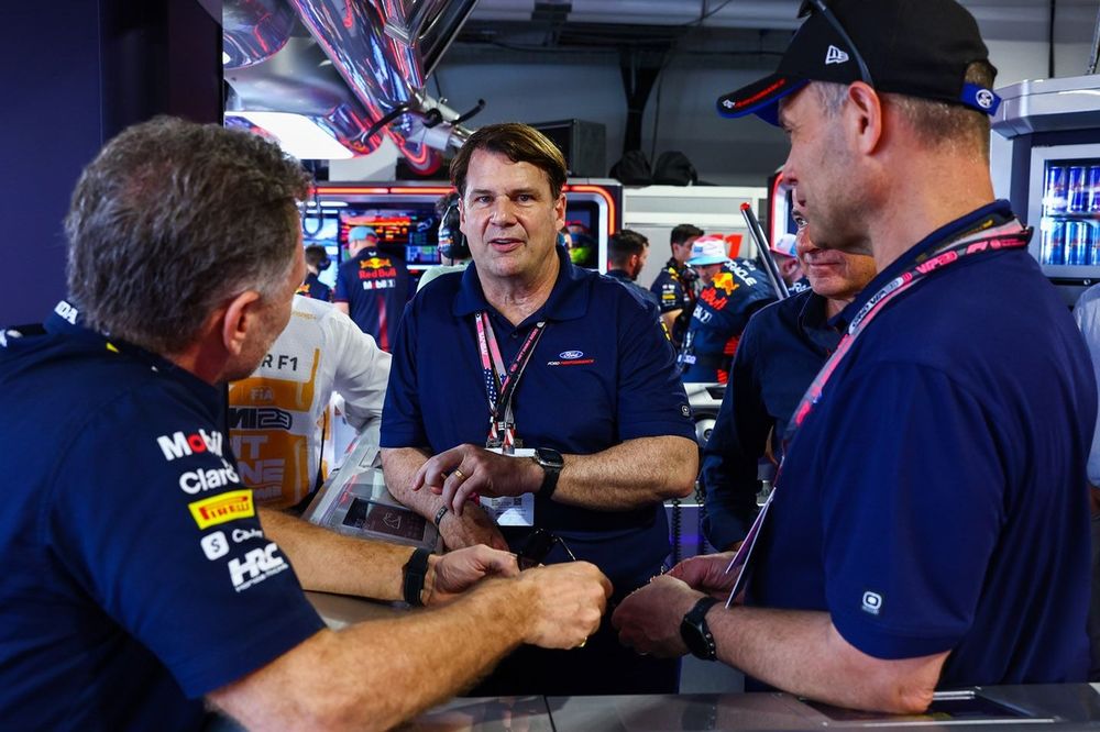 Jim Farley, Consejero Delegado de Ford, Mark Rushbrook, Director del equipo Ford y Red Bull Racing, Christian Horner