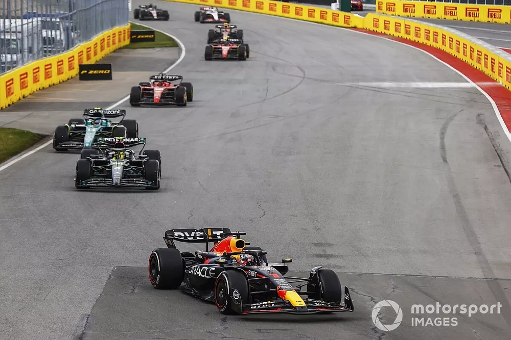 Max Verstappen, Red Bull Racing RB19, por delante de Sir Lewis Hamilton, Mercedes F1 W14, Fernando Alonso, Aston Martin AMR23, y Charles Leclerc, Ferrari SF-23