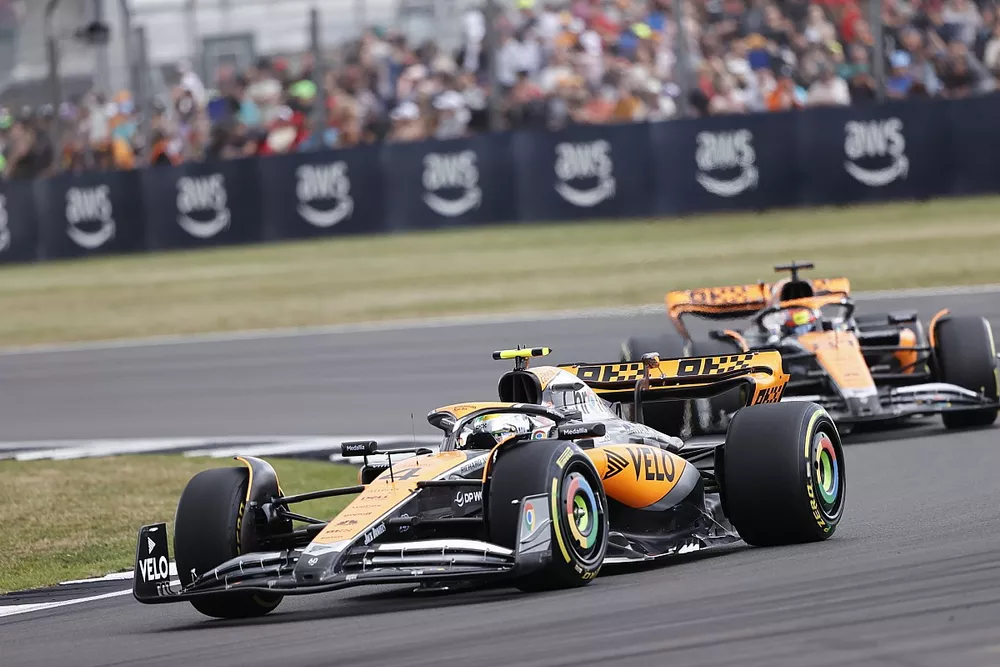Lando Norris, McLaren MCL60, Oscar Piastri, McLaren MCL60