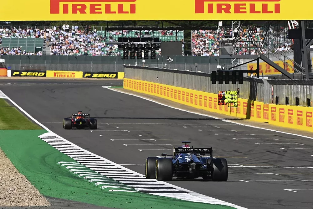 Max Verstappen, Red Bull Racing RB16B, Lewis Hamilton, Mercedes W12
