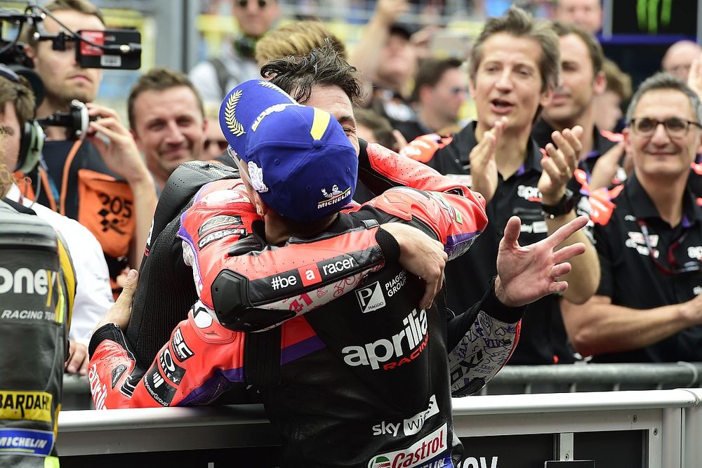 Tercer lugar Maverick Viñales, Aprilia Racing Team, Aleix Espargaró, Aprilia Racing Team