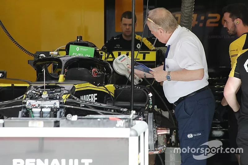 Jo Bauer revisa el chasis de Renault F1 Team chassis