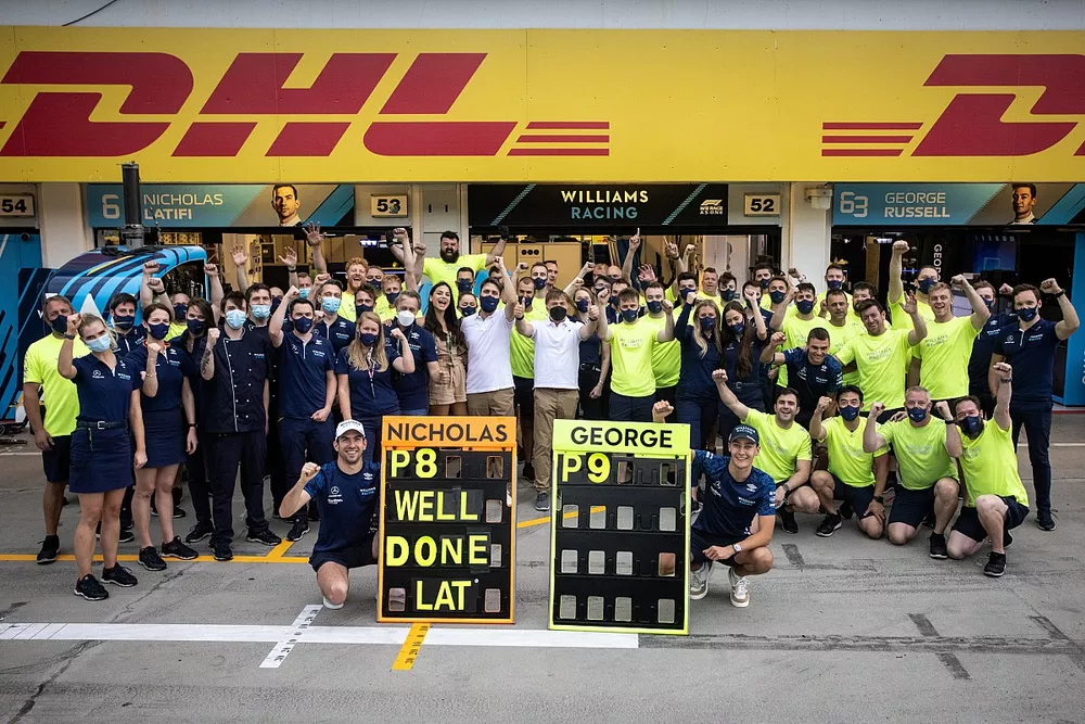 Nicholas Latifi, Williams Racing y George Russell, Williams Racing celebran con el equipo